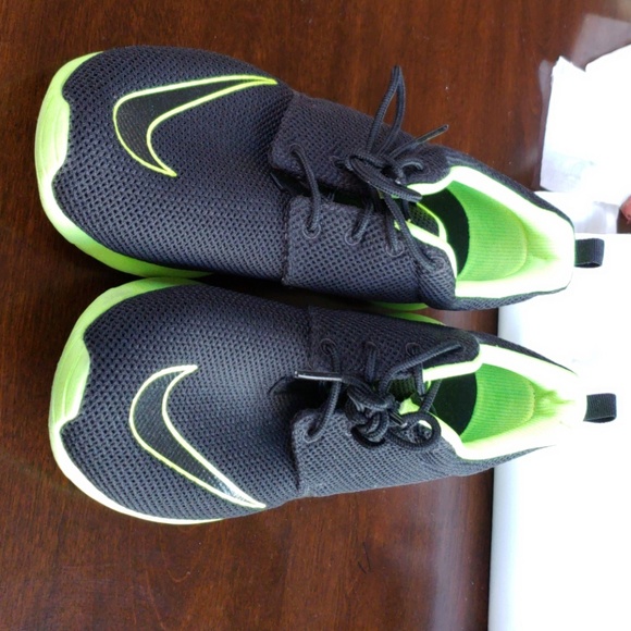 Nike Roshe size 7Y - Picture 3 of 4